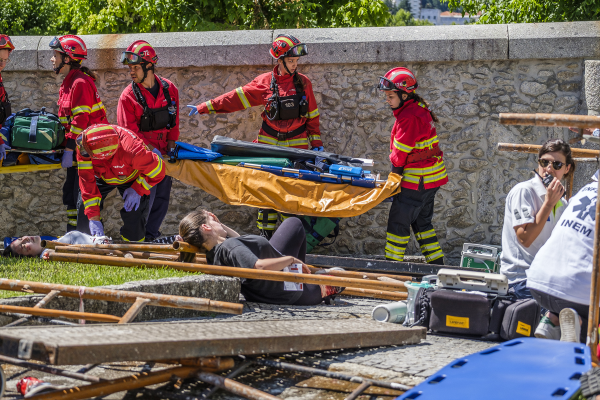 reportagem fotográfica Simulacro Bombeiros Voluntários da Póvoa de Lanhoso Braga Porto Barcelos melhor fotografo braga fotografar batizado familia criança