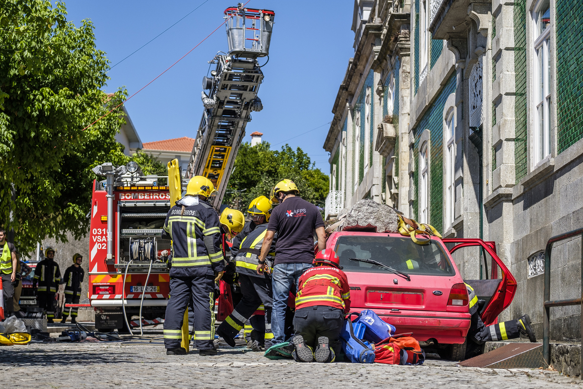 reportagem fotográfica Simulacro Bombeiros Voluntários da Póvoa de Lanhoso Braga Porto Barcelos melhor fotografo braga fotografar batizado familia criança