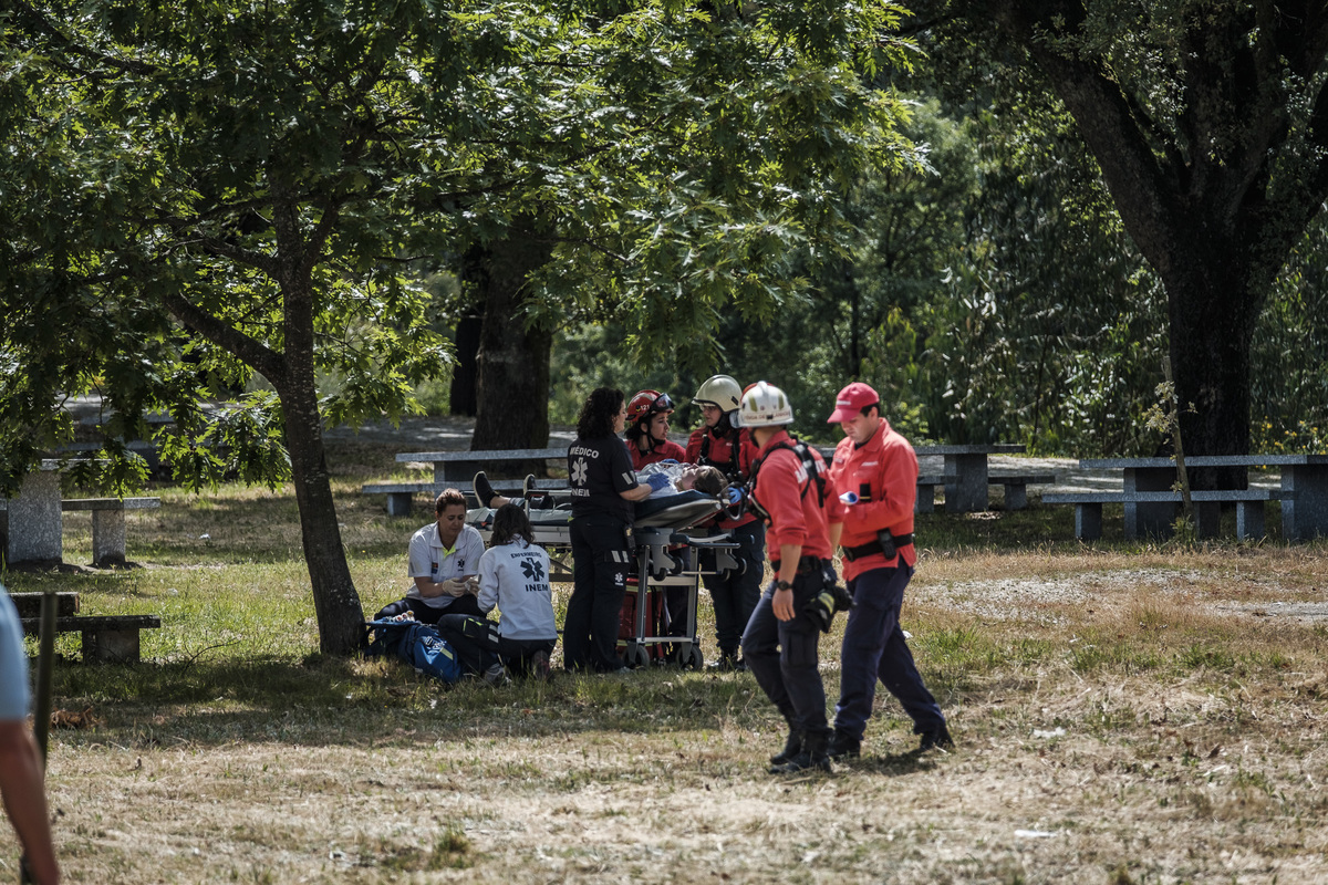 Fotografia braga barcelos guimarães porto fotojornalismo melhor fotografo braga  bombeiros voluntários povoa de lanhoso Inem fotoreportagem braga fotografo batizado familia criança braga