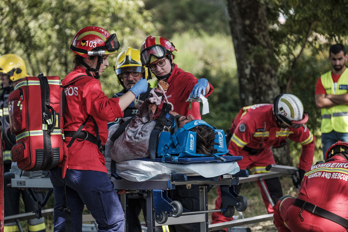 Fotografia braga barcelos guimarães porto fotojornalismo melhor fotografo braga  bombeiros voluntários povoa de lanhoso Inem fotoreportagem braga fotografo batizado familia criança braga