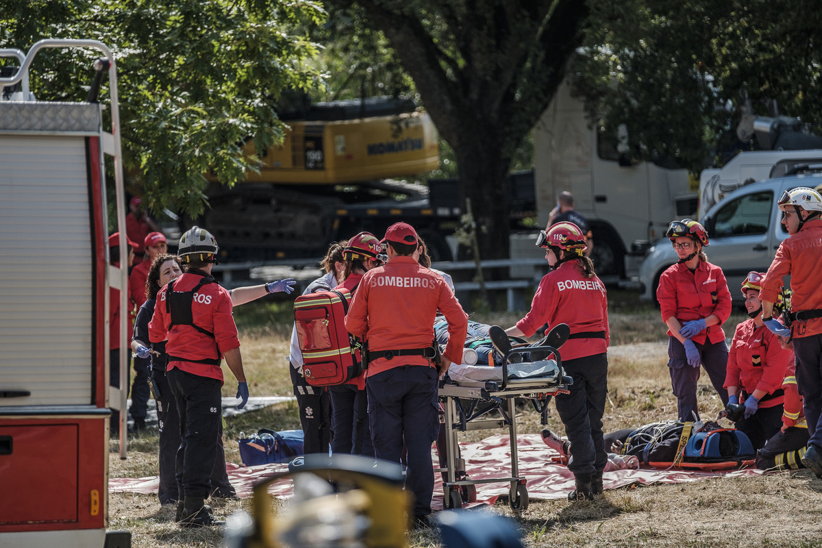 Fotografia braga barcelos guimarães porto fotojornalismo melhor fotografo braga  bombeiros voluntários povoa de lanhoso Inem fotoreportagem braga fotografo batizado familia criança braga