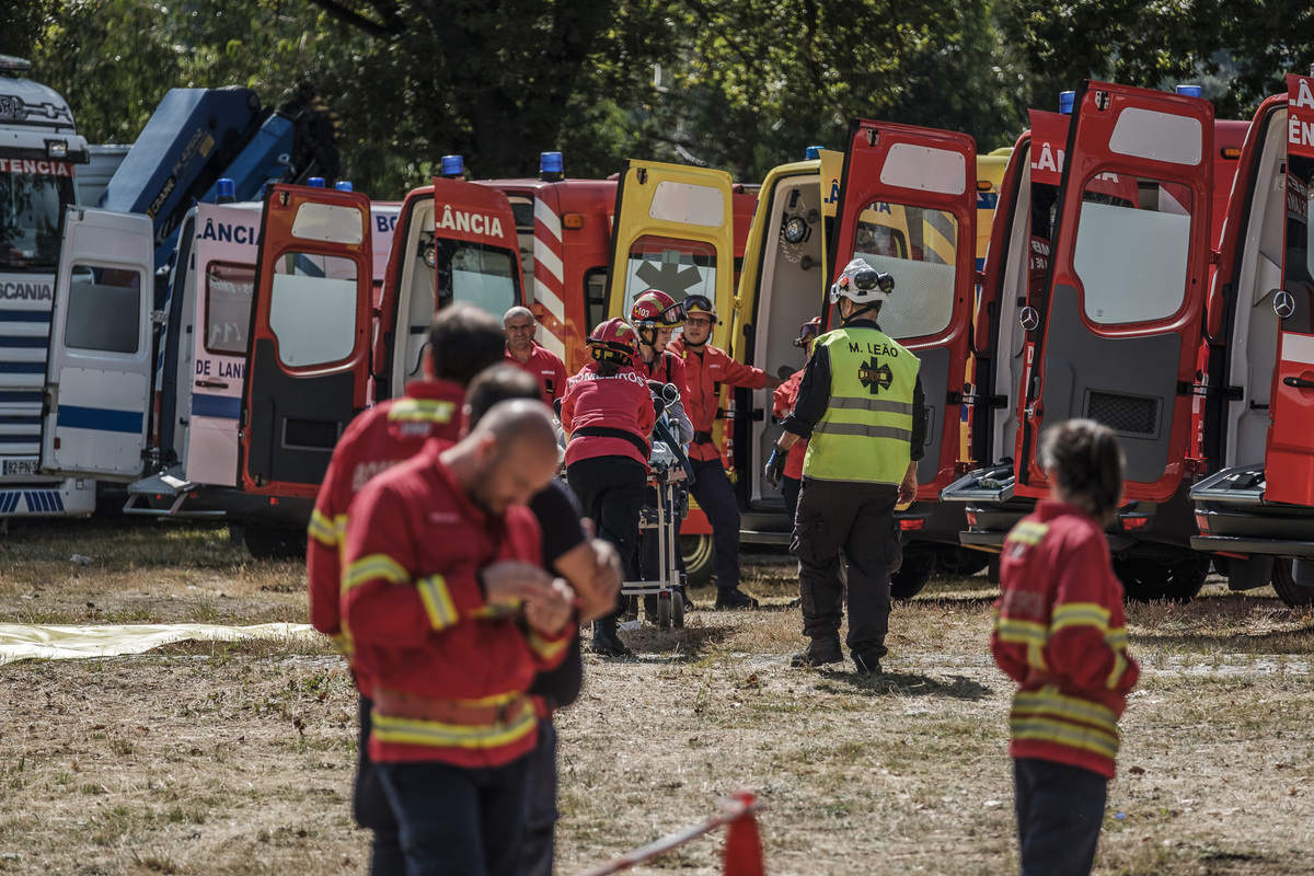 Fotografia braga barcelos guimarães porto fotojornalismo melhor fotografo braga  bombeiros voluntários povoa de lanhoso Inem fotoreportagem braga fotografo batizado familia criança braga