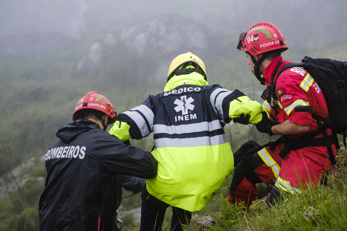 Melhor Fotógrafo braga barcelos guimarães porto fotojornalismo melhor fotografo braga  bombeiros voluntários povoa de lanhoso Inem fotoreportagem braga fotografo batizado familia criança braga