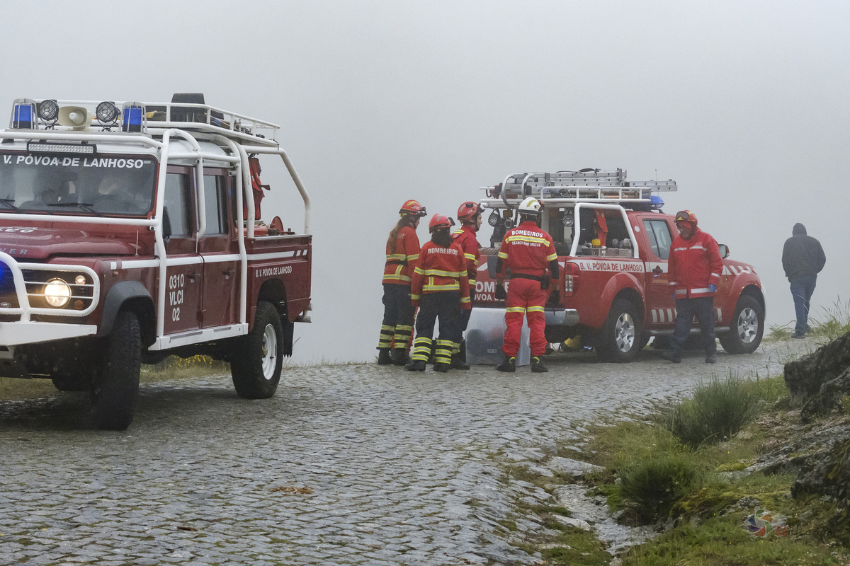 Melhor Fotógrafo braga barcelos guimarães porto fotojornalismo melhor fotografo braga  bombeiros voluntários povoa de lanhoso Inem fotoreportagem braga fotografo batizado familia criança braga