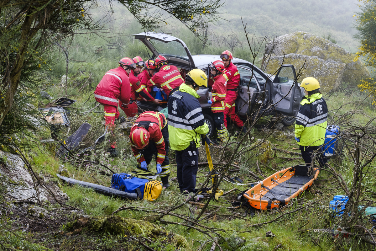 Melhor Fotógrafo braga barcelos guimarães porto fotojornalismo melhor fotografo braga  bombeiros voluntários povoa de lanhoso Inem fotoreportagem braga fotografo batizado familia criança braga