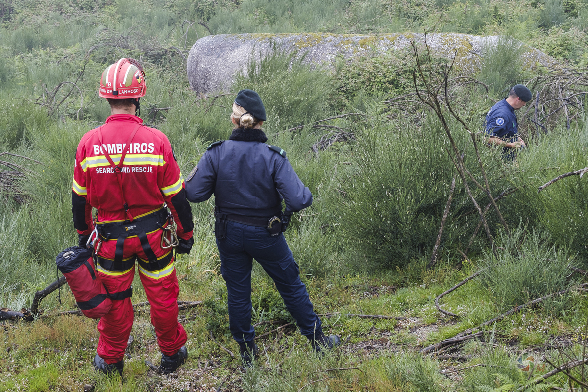 Melhor Fotógrafo braga barcelos guimarães porto fotojornalismo melhor fotografo braga  bombeiros voluntários povoa de lanhoso Inem fotoreportagem braga fotografo batizado familia criança braga