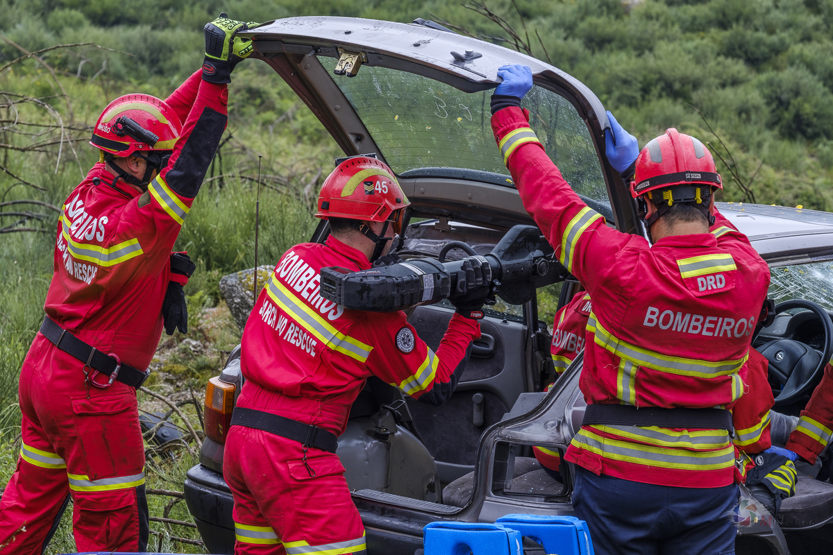 Melhor Fotógrafo braga barcelos guimarães porto fotojornalismo melhor fotografo braga  bombeiros voluntários povoa de lanhoso Inem fotoreportagem braga fotografo batizado familia criança braga