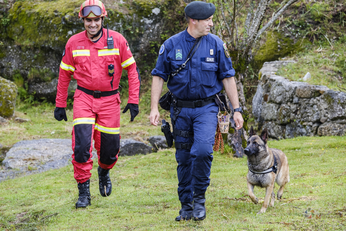 Melhor Fotógrafo braga barcelos guimarães porto fotojornalismo melhor fotografo braga  bombeiros voluntários povoa de lanhoso Inem fotoreportagem braga fotografo batizado familia criança braga
