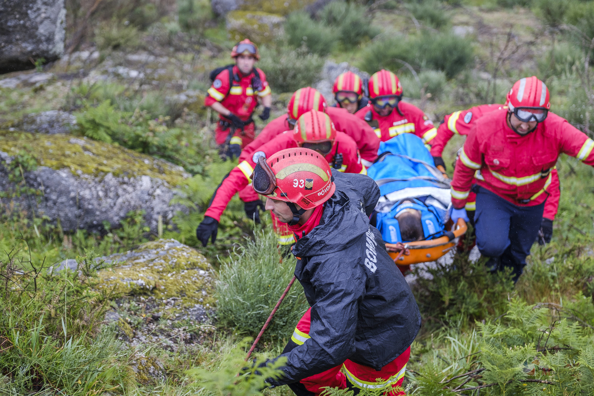 Melhor Fotógrafo braga barcelos guimarães porto fotojornalismo melhor fotografo braga  bombeiros voluntários povoa de lanhoso Inem fotoreportagem braga fotografo batizado familia criança braga