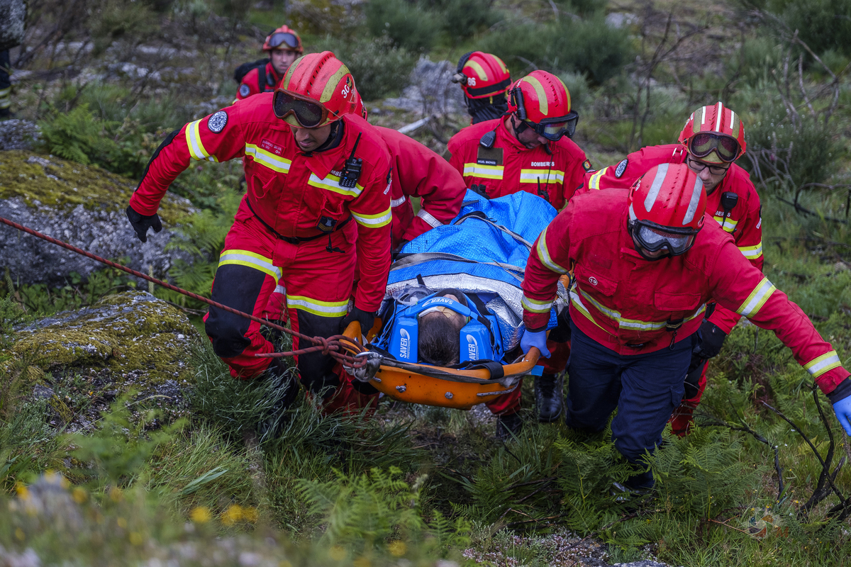 Melhor Fotógrafo braga barcelos guimarães porto fotojornalismo melhor fotografo braga  bombeiros voluntários povoa de lanhoso Inem fotoreportagem braga fotografo batizado familia criança braga