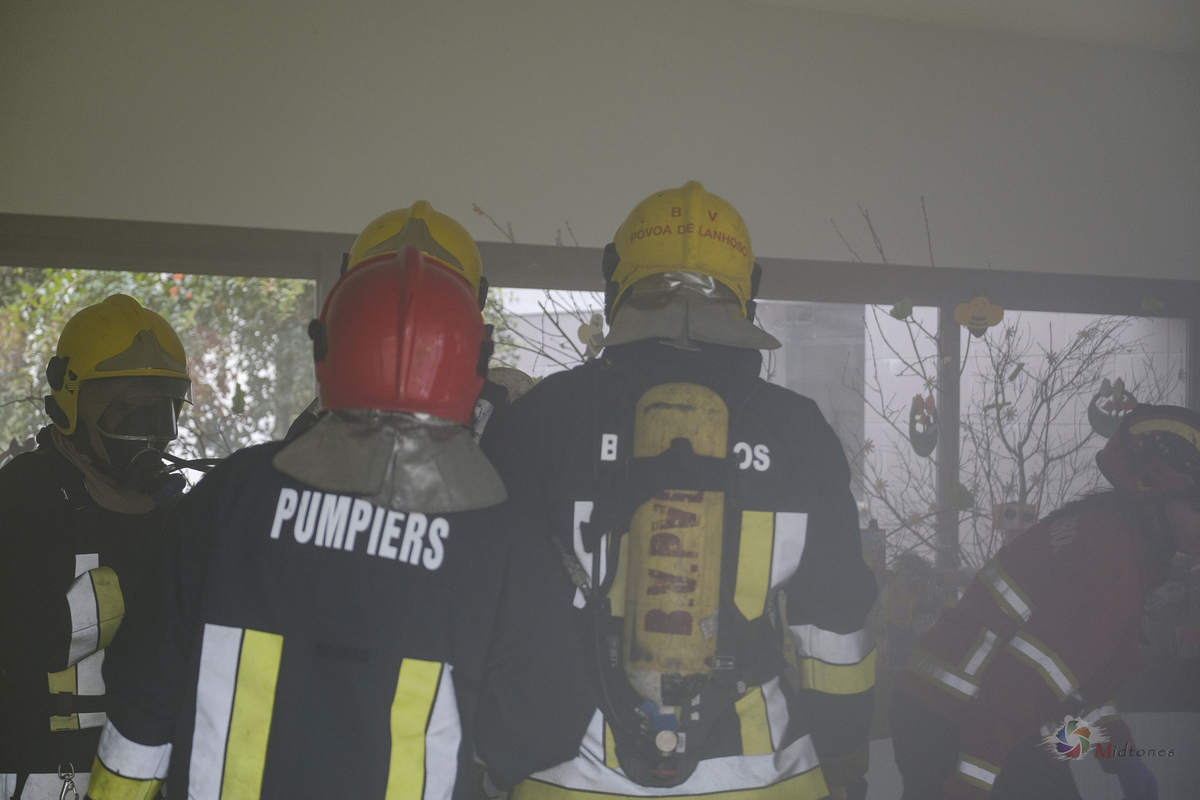 Melhor Fotógrafo braga barcelos guimarães porto fotojornalismo melhor fotografo braga  bombeiros voluntários povoa de lanhoso Inem fotoreportagem braga fotografo batizado familia criança braga