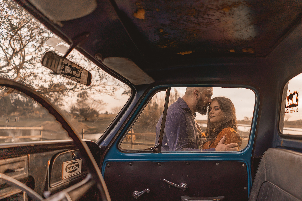 Fotos de gestante realizadas no Recanto dos Fotógrafos em Gravataí/RS. Ensaio externo com luz natural, cenário verde e foco na emoção da maternidade, Vanessa e maicon fotografia