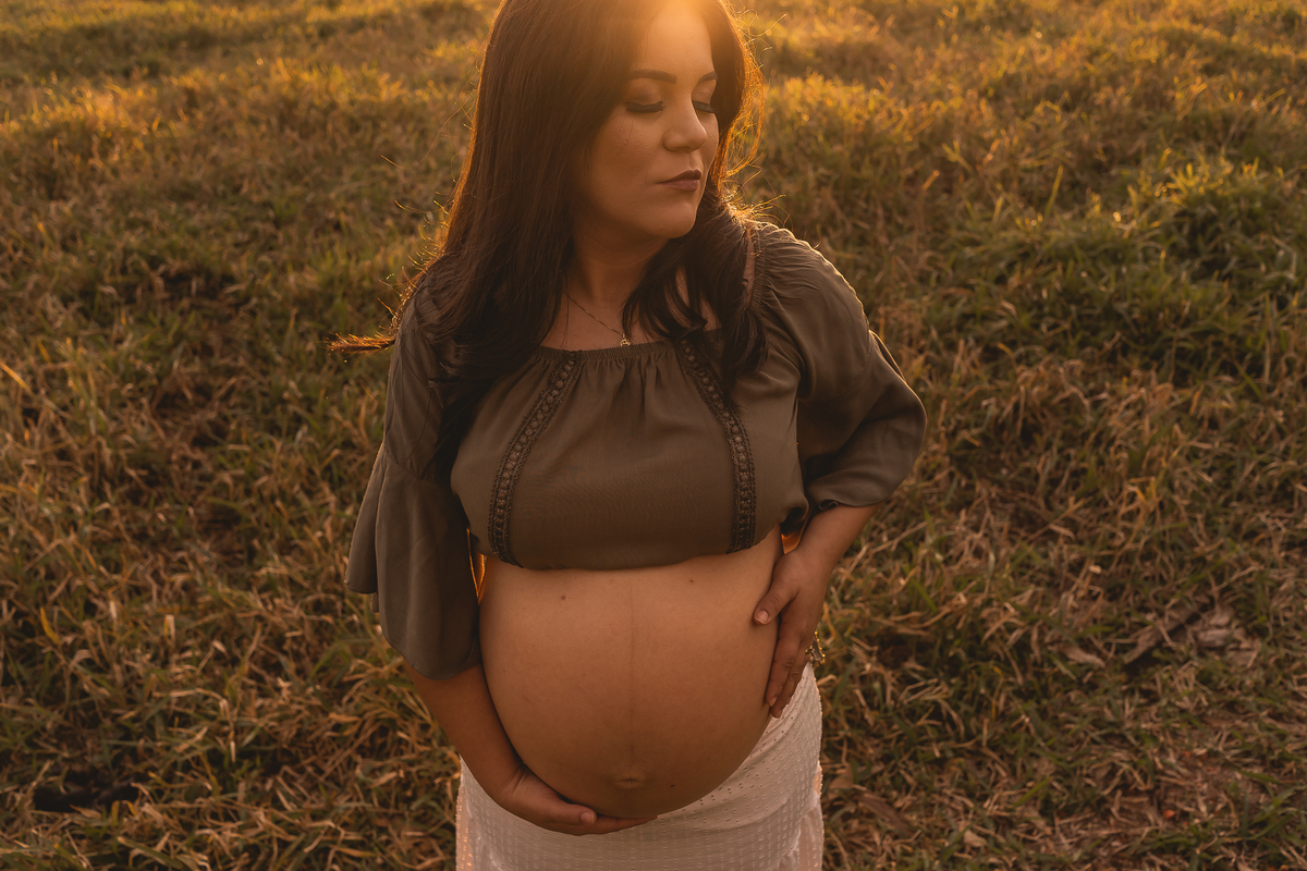 Fotos de gestante realizadas no Recanto dos Fotógrafos em Gravataí/RS. Ensaio externo com luz natural, cenário verde e foco na emoção da maternidade, Vanessa e maicon fotografia