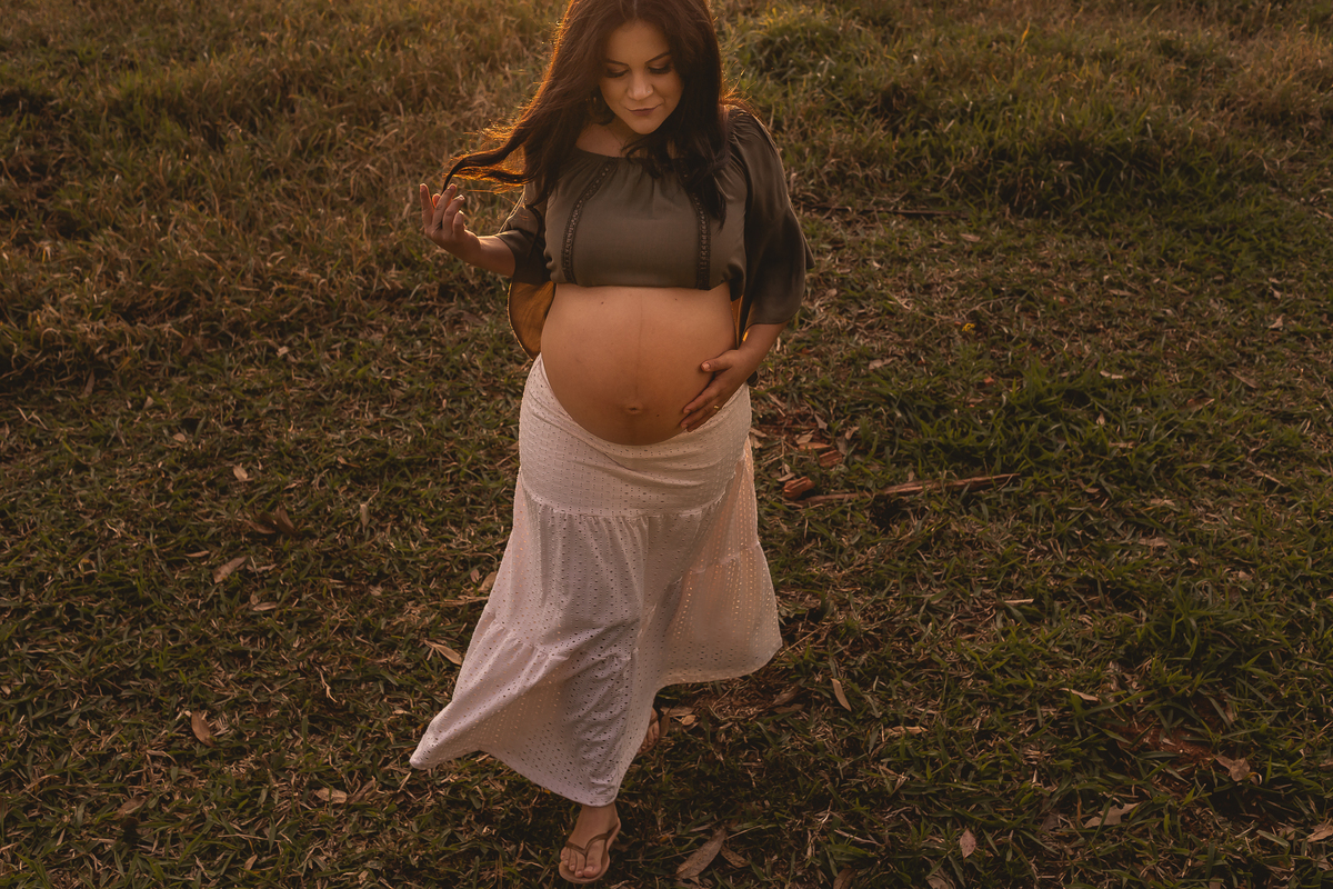 Fotos de gestante realizadas no Recanto dos Fotógrafos em Gravataí/RS. Ensaio externo com luz natural, cenário verde e foco na emoção da maternidade, Vanessa e maicon fotografia