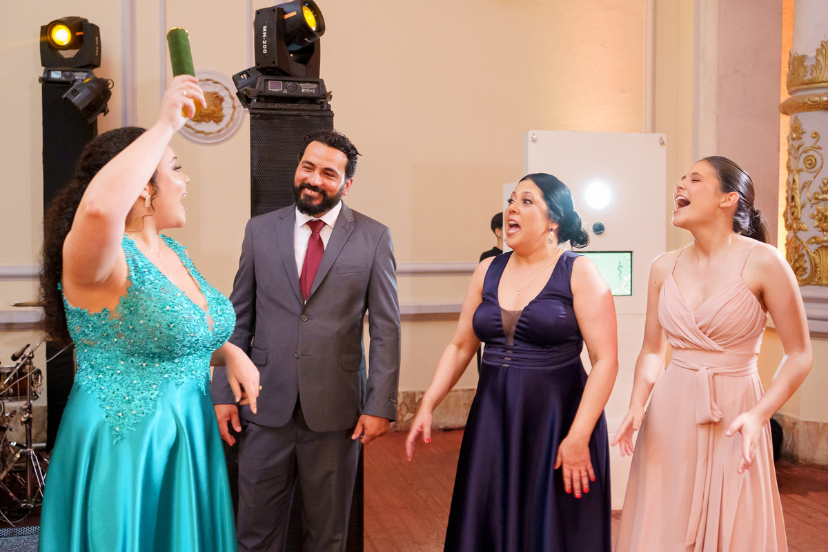 maria clara comemoreando a formatura com seus pais e irma