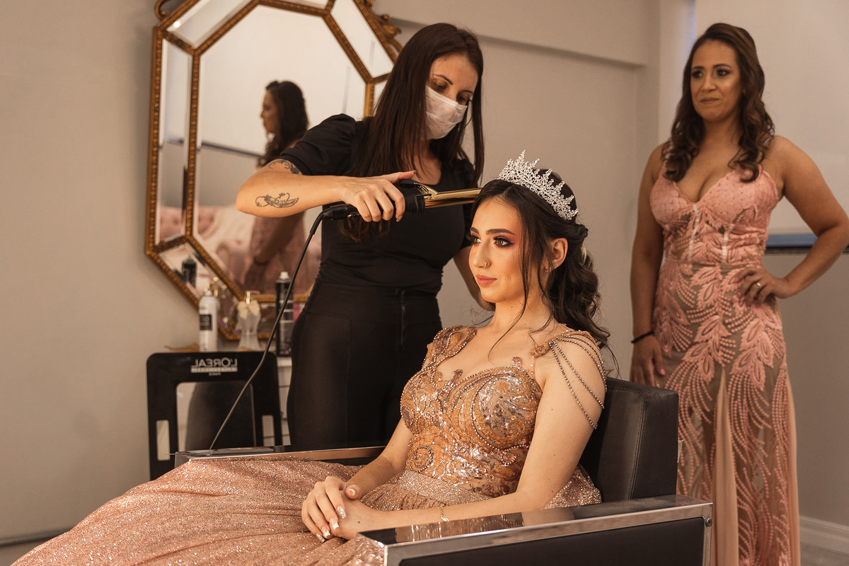 raissa no making-of, alle cabelereiros, estética cachoeirinha, preparação para a festa de 15 anos., presença da mamãe cuidado de cada detalhe.