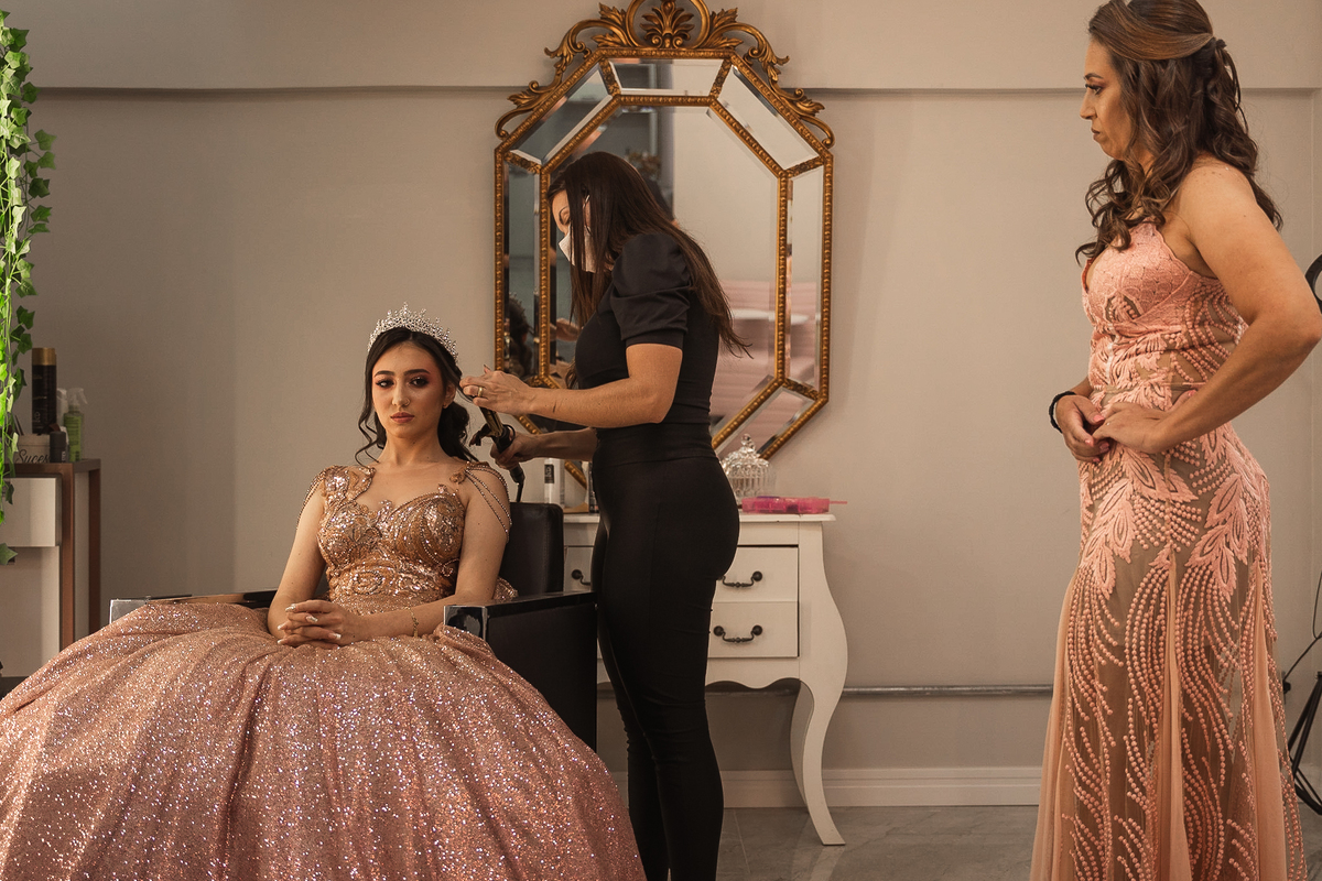 raissa no making-of, alle cabelereiros, estética cachoeirinha, preparação para a festa de 15 anos., presença da mamãe cuidado de cada detalhe.