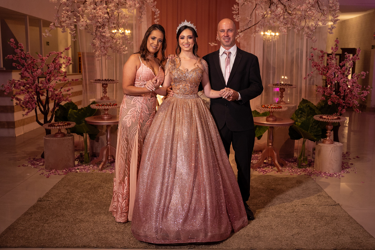 raissa posando com seus pais pouco antes de inicar a sua linda festa de 15 anos no realiza sonho em cachoeirinha/rs