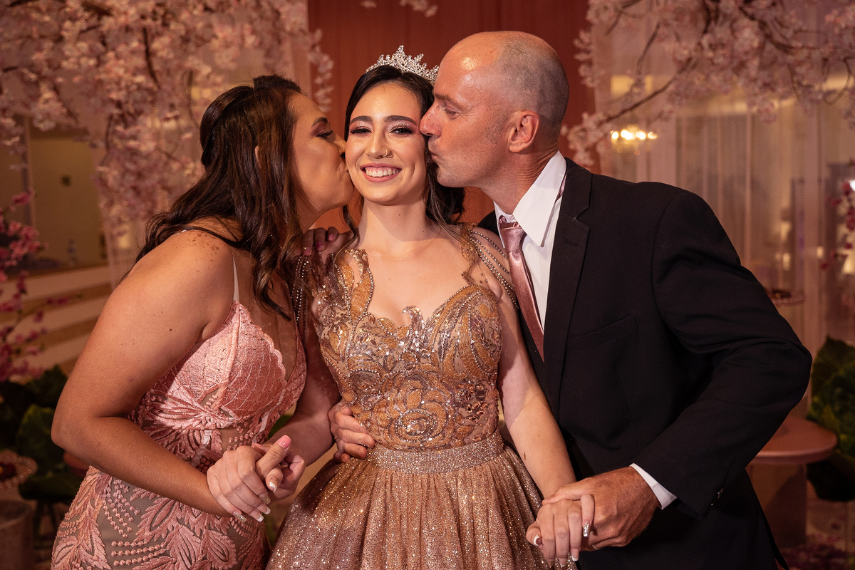 raissa posando com seus pais pouco antes de inicar a sua linda festa de 15 anos no realiza sonho em cachoeirinha/rs