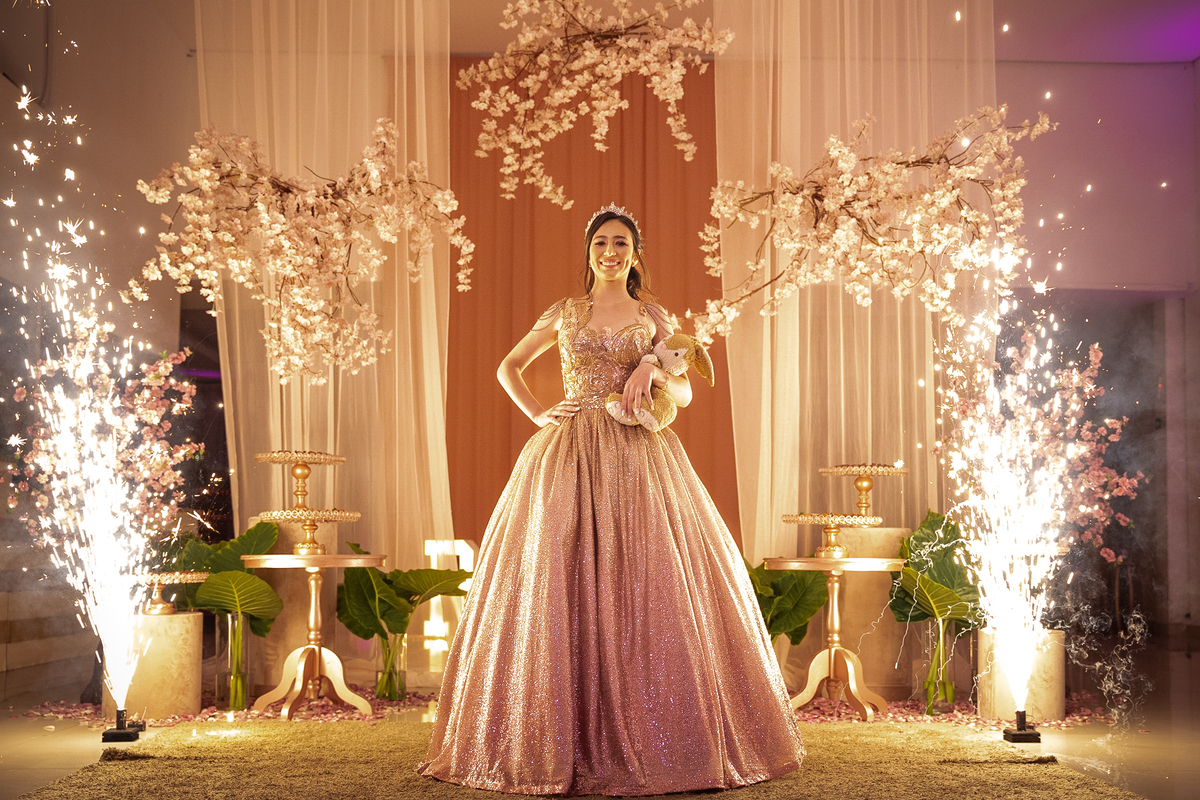 entrada da debutante em meio a fogos de artifício e muita celebração