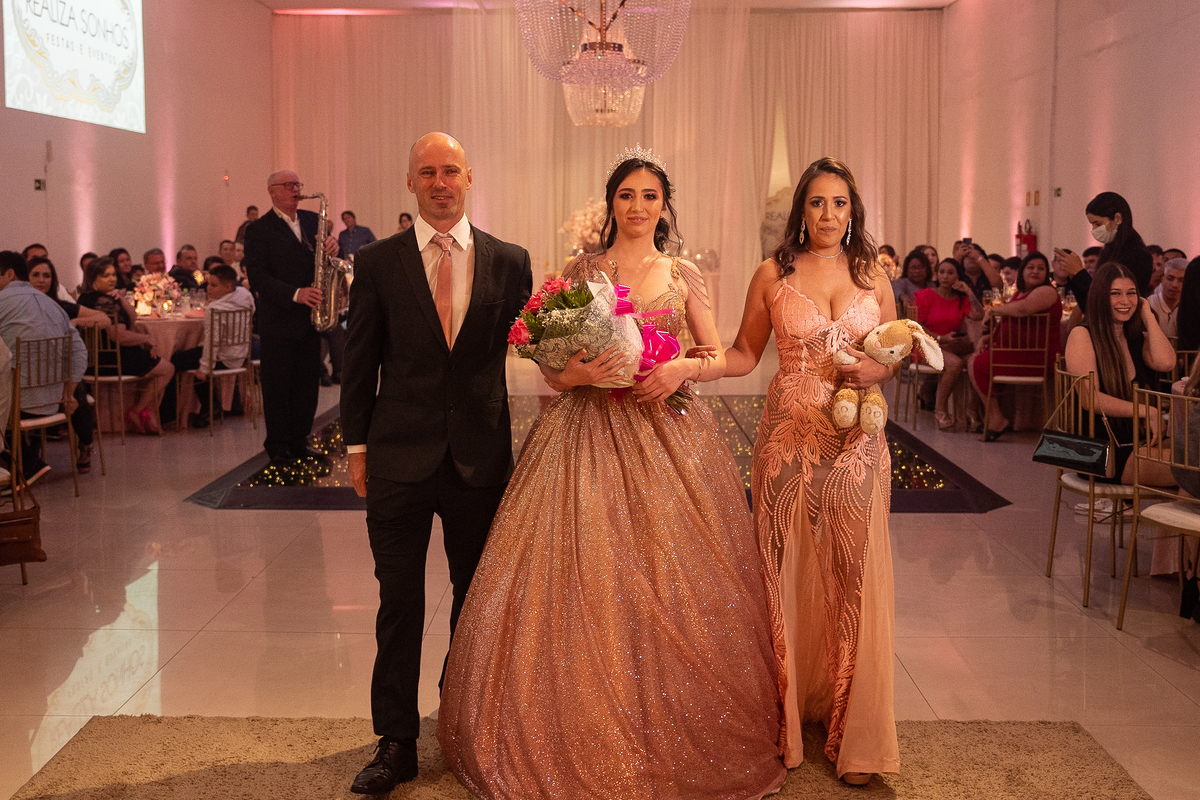 raissa posando com seus pais pouco antes de inicar a sua linda festa de 15 anos no realiza sonho em cachoeirinha/rs