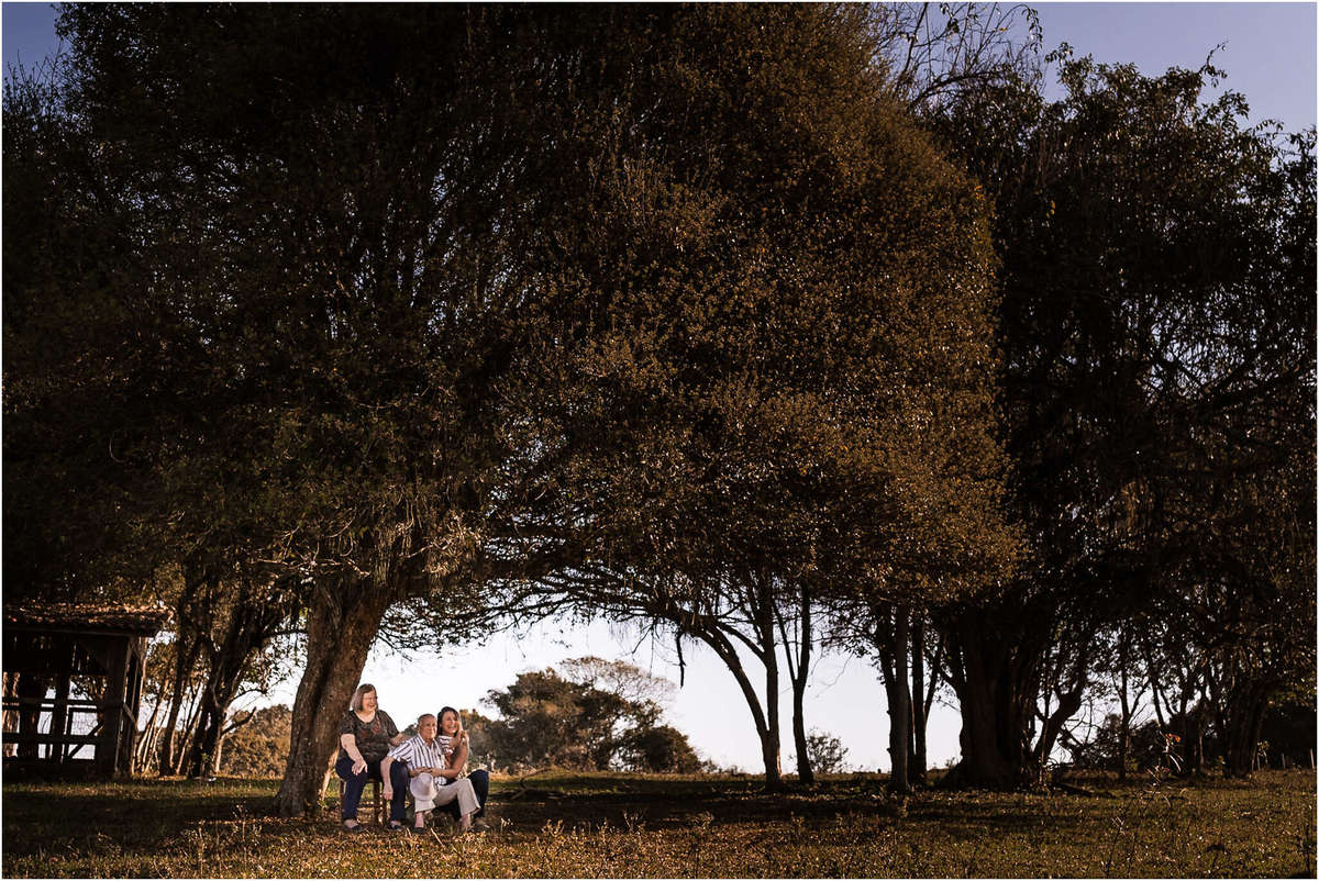 familia, bom retiro do sul, fazenda vilanova, ensaio família, fazenda, ensaio no sítio, ensaio na fazenda, ensaio no campo, ensaio família, fotografia de família, família no campo, quarentena, amor, pai, violão, meu pai meu herói, papai, pai e filha