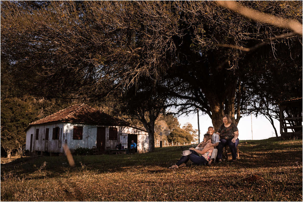 familia, bom retiro do sul, fazenda vilanova, ensaio família, fazenda, ensaio no sítio, ensaio na fazenda, ensaio no campo, ensaio família, fotografia de família, família no campo, quarentena, amor, pai, violão, meu pai meu herói, papai, pai e filha
