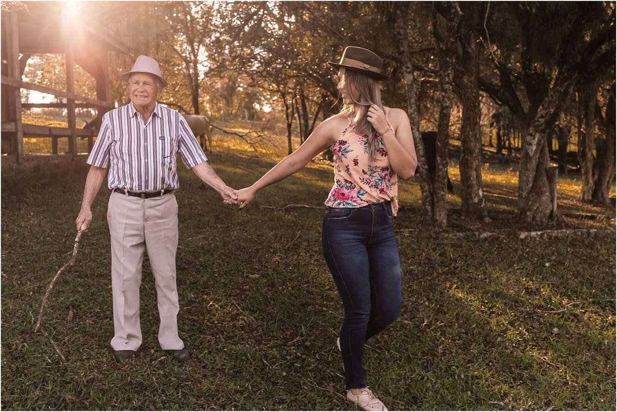 familia, bom retiro do sul, fazenda vilanova, ensaio família, fazenda, ensaio no sítio, ensaio na fazenda, ensaio no campo, ensaio família, fotografia de família, família no campo, quarentena, amor, pai, violão, meu pai meu herói, papai, pai e filha