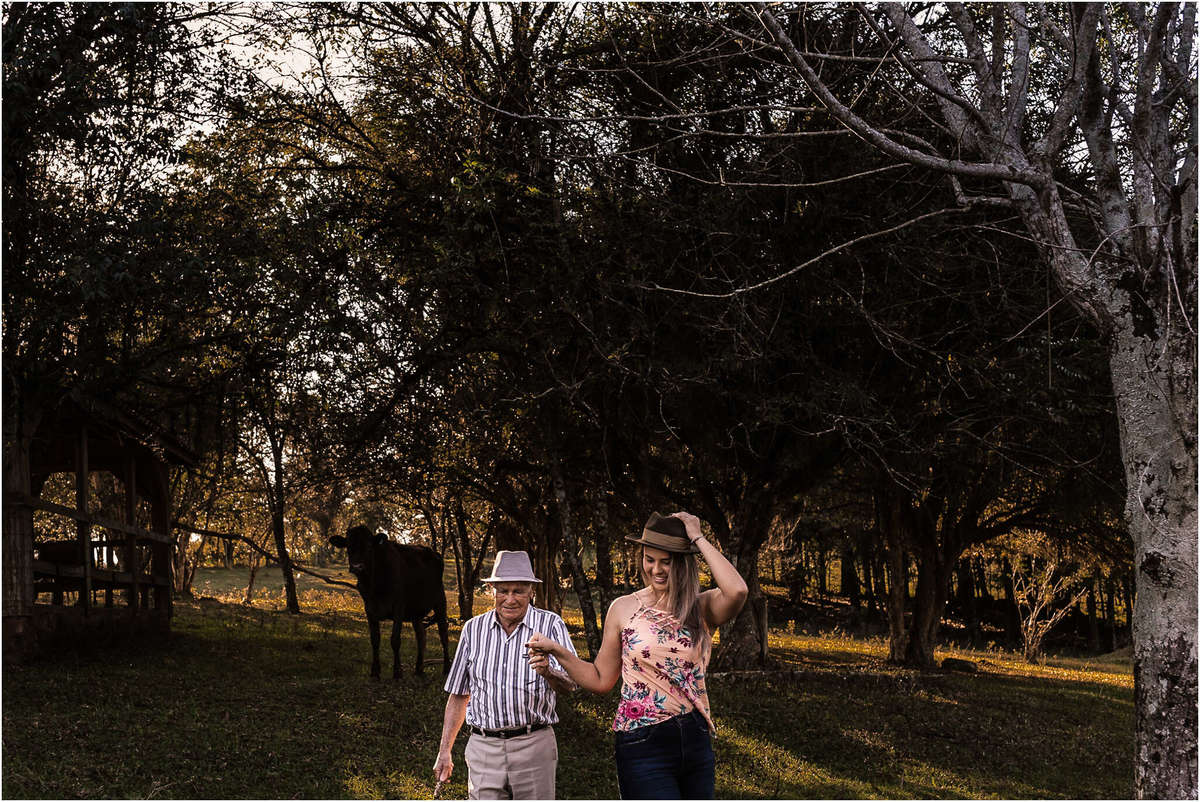 familia, bom retiro do sul, fazenda vilanova, ensaio família, fazenda, ensaio no sítio, ensaio na fazenda, ensaio no campo, ensaio família, fotografia de família, família no campo, quarentena, amor, pai, violão, meu pai meu herói, papai, pai e filha