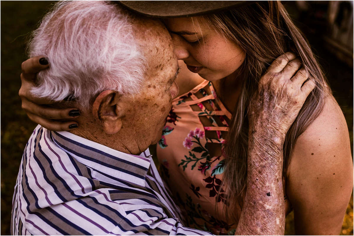 familia, bom retiro do sul, fazenda vilanova, ensaio família, fazenda, ensaio no sítio, ensaio na fazenda, ensaio no campo, ensaio família, fotografia de família, família no campo, quarentena, amor, pai, violão, meu pai meu herói, papai, pai e filha