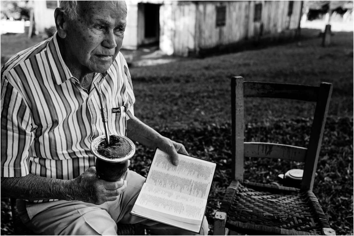 familia, bom retiro do sul, fazenda vilanova, ensaio família, fazenda, ensaio no sítio, ensaio na fazenda, ensaio no campo, ensaio família, fotografia de família, família no campo, quarentena, amor, pai, violão, meu pai meu herói, papai, pai e filha