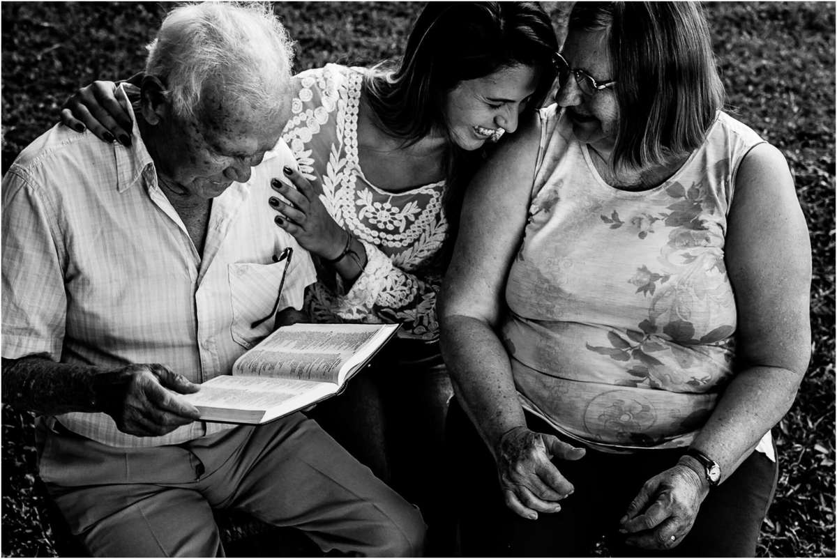 familia, bom retiro do sul, fazenda vilanova, ensaio família, fazenda, ensaio no sítio, ensaio na fazenda, ensaio no campo, ensaio família, fotografia de família, família no campo, quarentena, amor, pai, violão, meu pai meu herói, papai, pai e filha