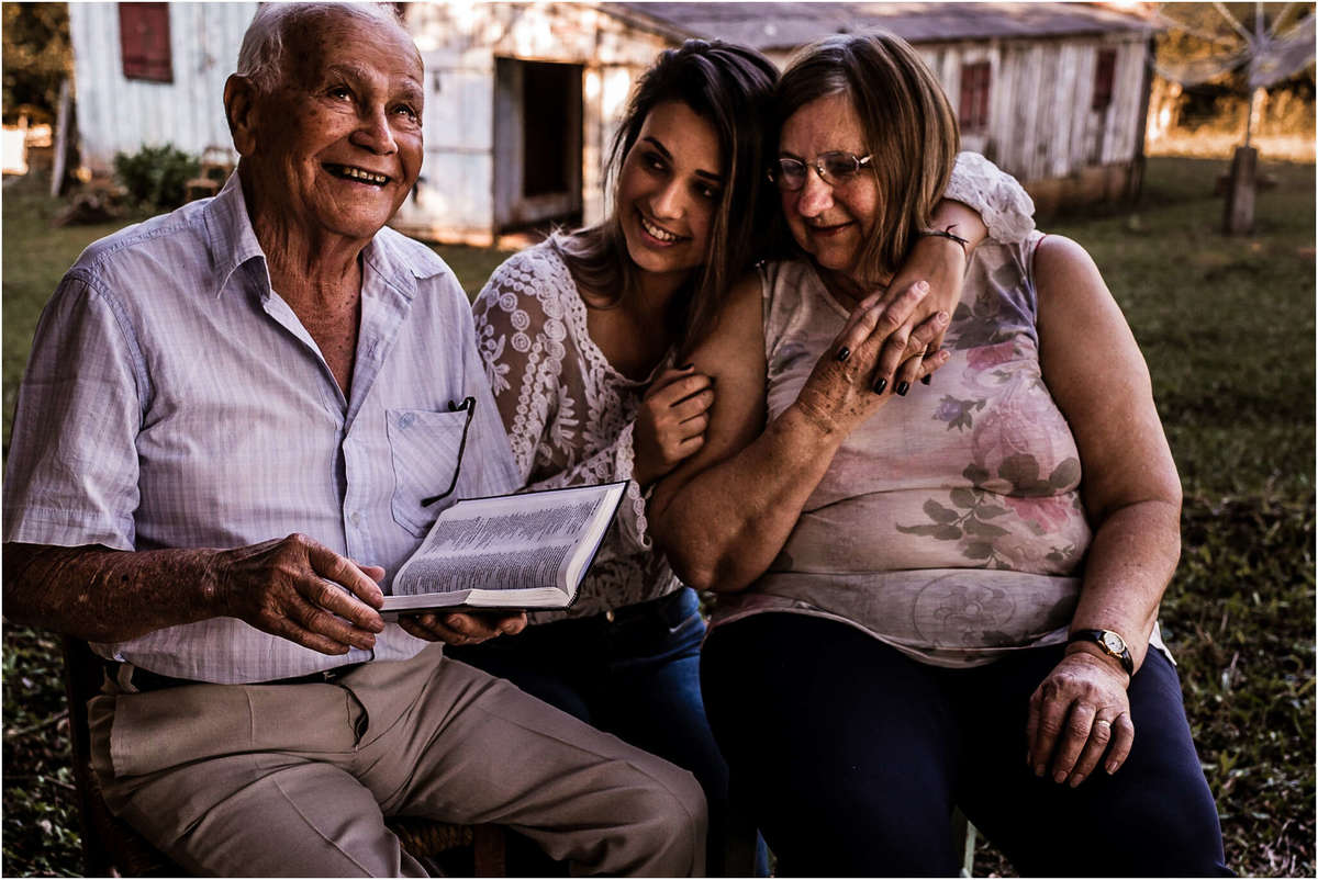 familia, bom retiro do sul, fazenda vilanova, ensaio família, fazenda, ensaio no sítio, ensaio na fazenda, ensaio no campo, ensaio família, fotografia de família, família no campo, quarentena, amor, pai, violão, meu pai meu herói, papai, pai e filha
