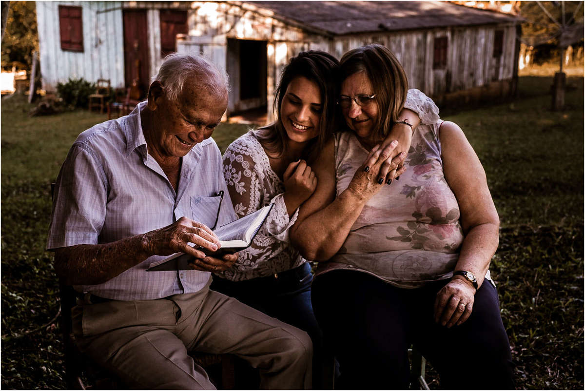 familia, bom retiro do sul, fazenda vilanova, ensaio família, fazenda, ensaio no sítio, ensaio na fazenda, ensaio no campo, ensaio família, fotografia de família, família no campo, quarentena, amor, pai, violão, meu pai meu herói, papai, pai e filha