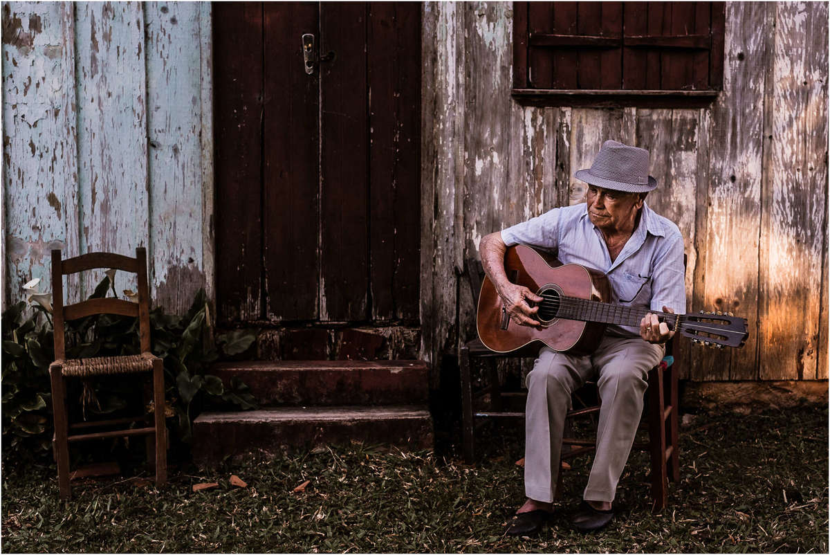 familia, bom retiro do sul, fazenda vilanova, ensaio família, fazenda, ensaio no sítio, ensaio na fazenda, ensaio no campo, ensaio família, fotografia de família, família no campo, quarentena, amor, pai, violão, meu pai meu herói, papai, pai e filha