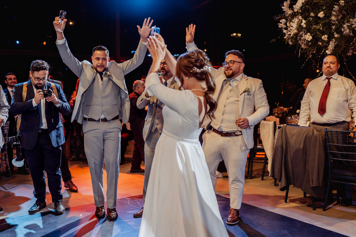 Eventos Giuseppe Toniolo, Bento Gonçalves/RS, fotógrafo casamentos na serra gaucha, casamento de luxo, casamento no campo, inspiração de casamento,  casamento emocionante, padrinhos, madrinhas, festa de casamento, os calamares, balada de casamento 