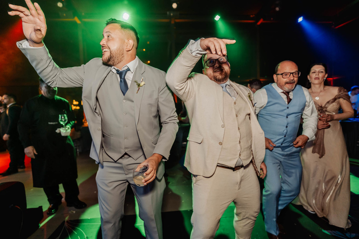 Eventos Giuseppe Toniolo, Bento Gonçalves/RS, fotógrafo casamentos na serra gaucha, casamento de luxo, casamento no campo, inspiração de casamento,  casamento emocionante, padrinhos, madrinhas, festa de casamento, os calamares, balada de casamento 