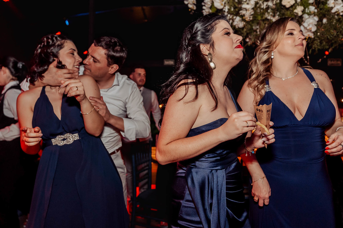 Eventos Giuseppe Toniolo, Bento Gonçalves/RS, fotógrafo casamentos na serra gaucha, casamento de luxo, casamento no campo, inspiração de casamento,  casamento emocionante, padrinhos, madrinhas, festa de casamento, os calamares, balada de casamento 