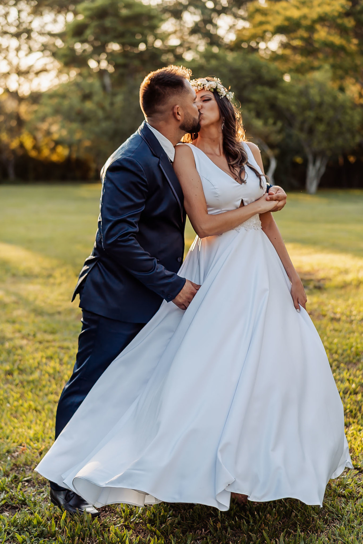 Detalhes de casamento intimista na Alameda da Figueira, Cachoeirinha/RS, com decoração leve e clima acolhedor ao ar livre.