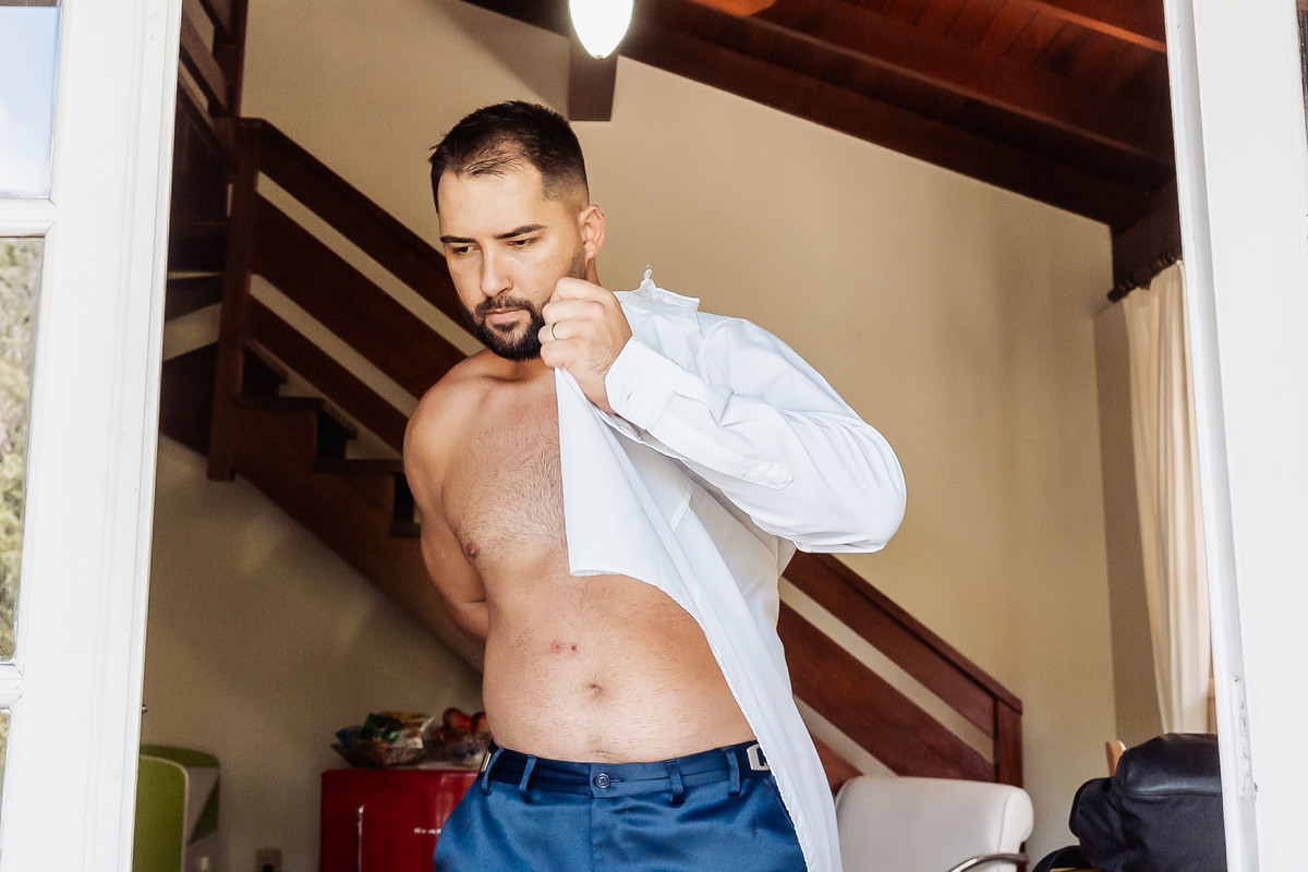 Mini-wedding realizado na Alameda da Figueira em Cachoeirinha/RS, com clima intimista, luz natural e detalhes que valorizam a atmosfera romântica do evento