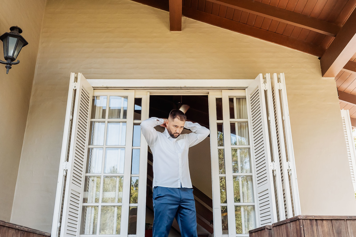Mini-wedding realizado na Alameda da Figueira em Cachoeirinha/RS, com clima intimista, luz natural e detalhes que valorizam a atmosfera romântica do evento