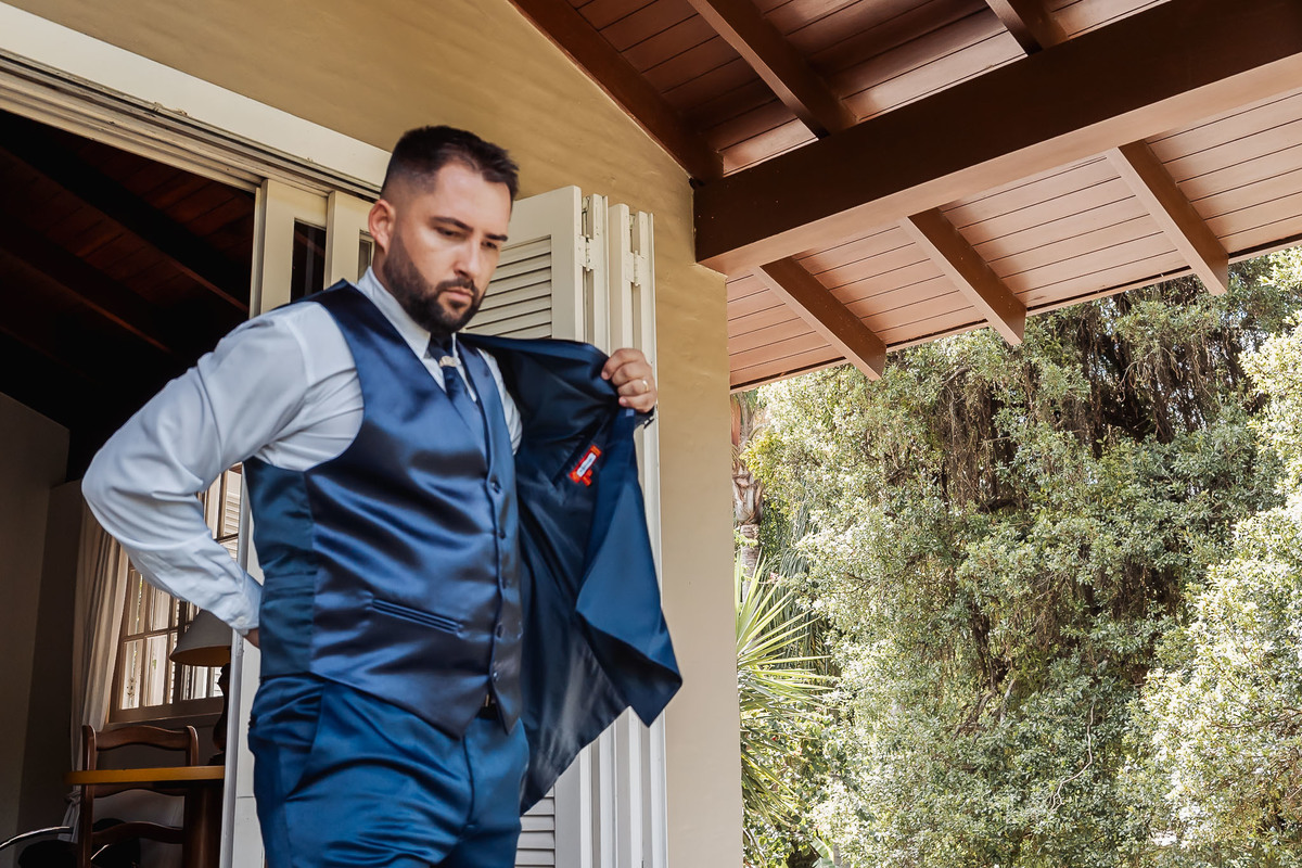 Mini-wedding realizado na Alameda da Figueira em Cachoeirinha/RS, com clima intimista, luz natural e detalhes que valorizam a atmosfera romântica do evento