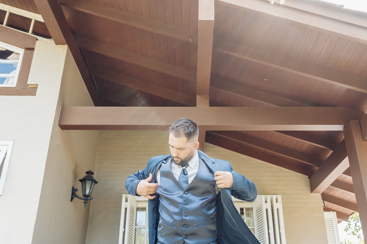 Mini-wedding realizado na Alameda da Figueira em Cachoeirinha/RS, com clima intimista, luz natural e detalhes que valorizam a atmosfera romântica do evento