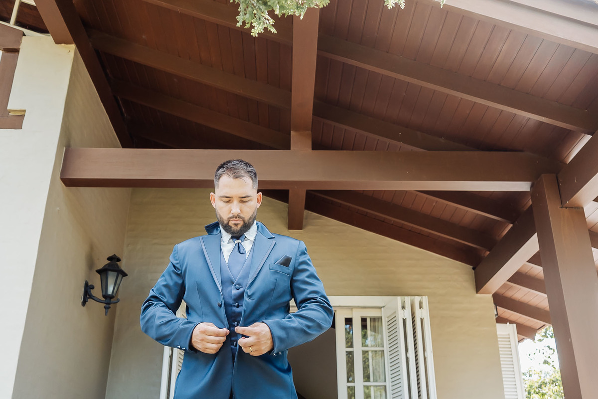 Mini-wedding realizado na Alameda da Figueira em Cachoeirinha/RS, com clima intimista, luz natural e detalhes que valorizam a atmosfera romântica do evento