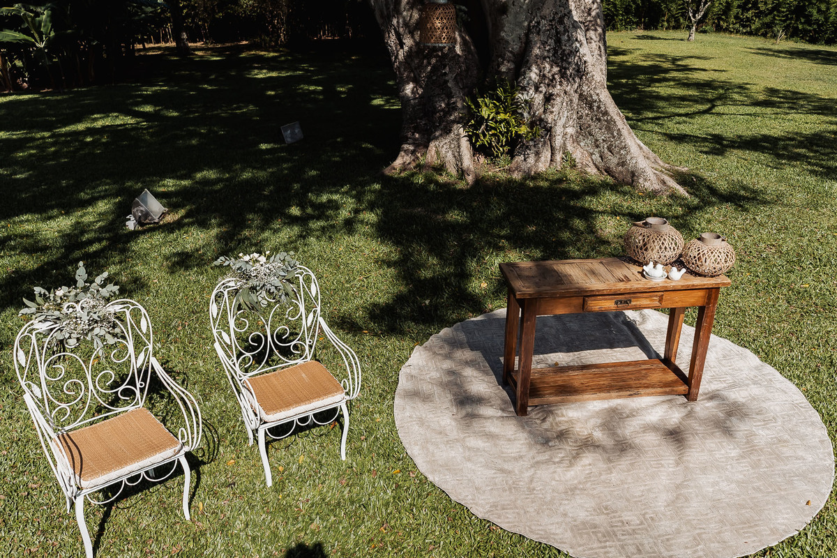 Mini-wedding realizado na Alameda da Figueira em Cachoeirinha/RS, com clima intimista, luz natural e detalhes que valorizam a atmosfera romântica do evento