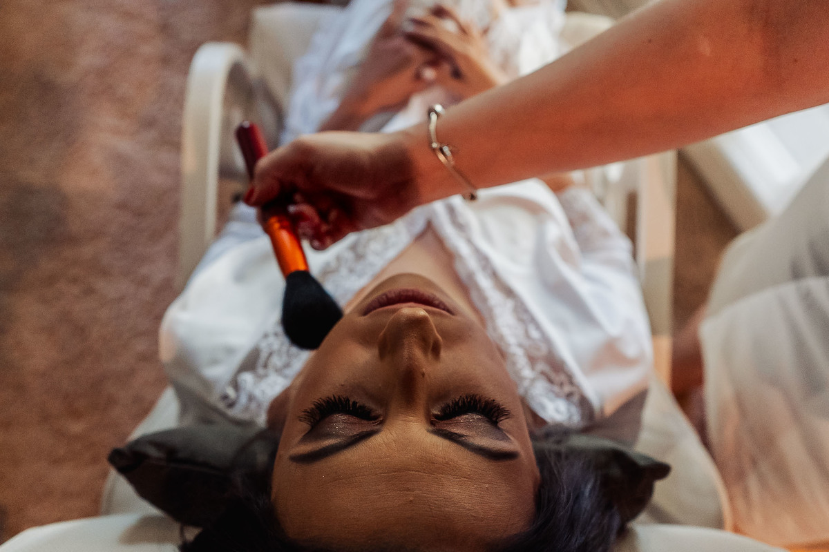 Mini-wedding realizado na Alameda da Figueira em Cachoeirinha/RS, com clima intimista, luz natural e detalhes que valorizam a atmosfera romântica do evento