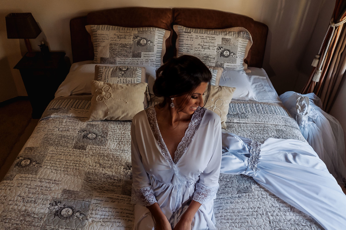 Cena espontânea de casamento intimista na Alameda da Figueira, em Cachoeirinha/RS, com foco na emoção e nos detalhes do evento.