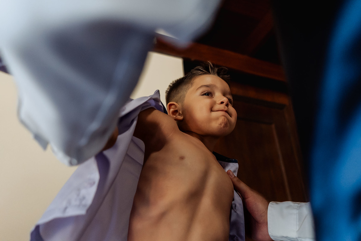 Cena espontânea de casamento intimista na Alameda da Figueira, em Cachoeirinha/RS, com foco na emoção e nos detalhes do evento.