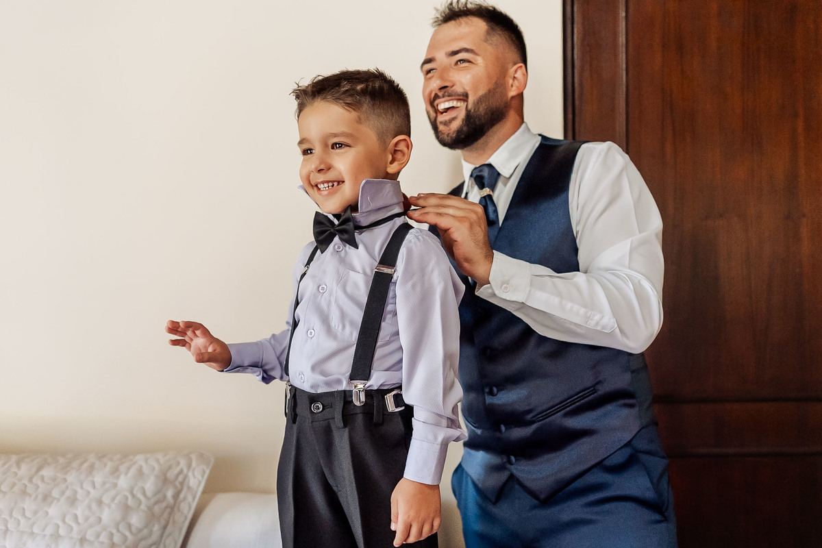 Cena espontânea de casamento intimista na Alameda da Figueira, em Cachoeirinha/RS, com foco na emoção e nos detalhes do evento.
