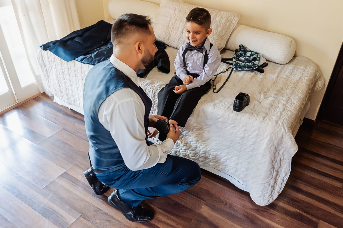 Cena espontânea de casamento intimista na Alameda da Figueira, em Cachoeirinha/RS, com foco na emoção e nos detalhes do evento.